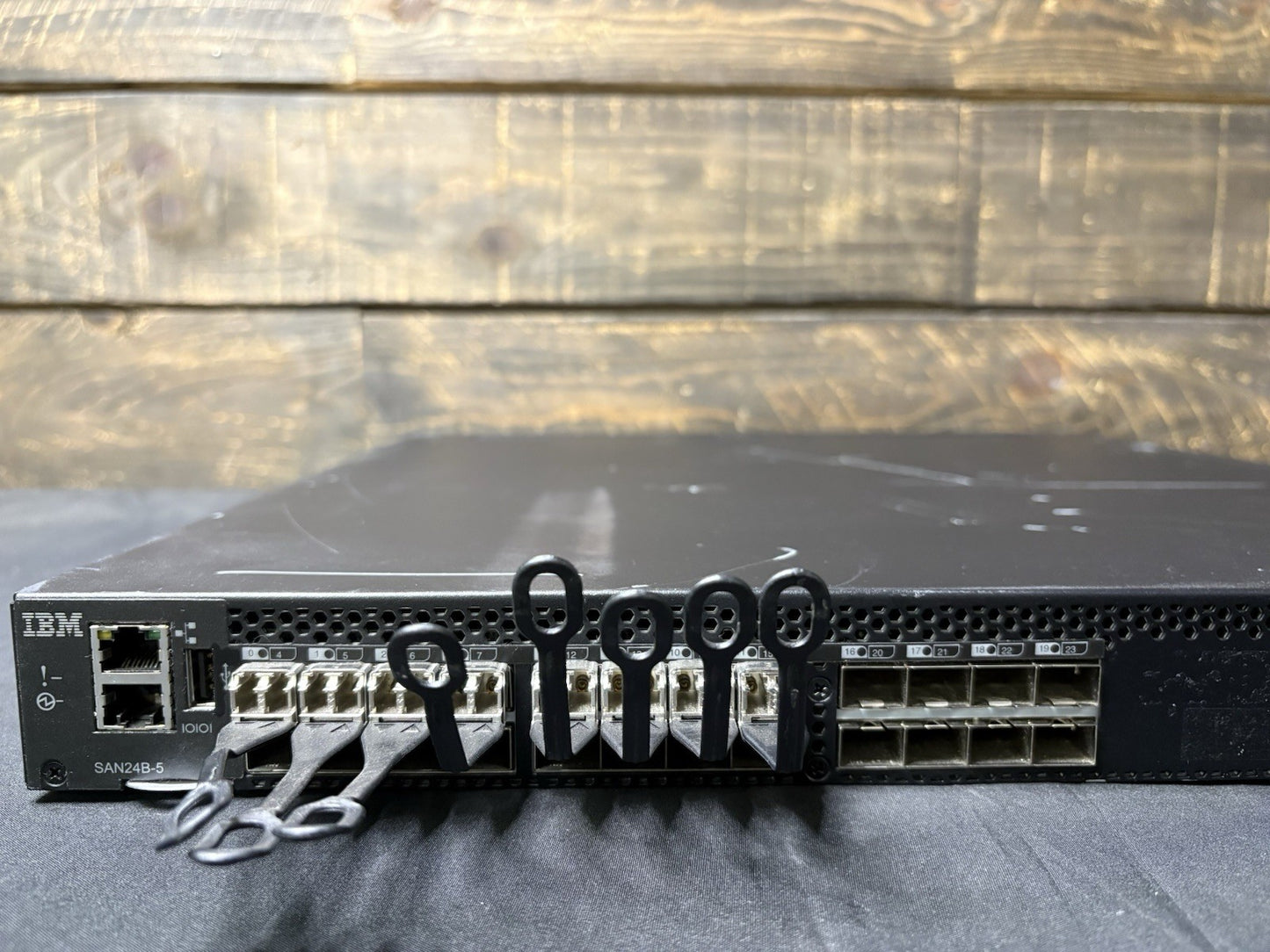 IBM Brocade Fibre Channel Switch SAN24B-5 IB-6505-12-2000-0R