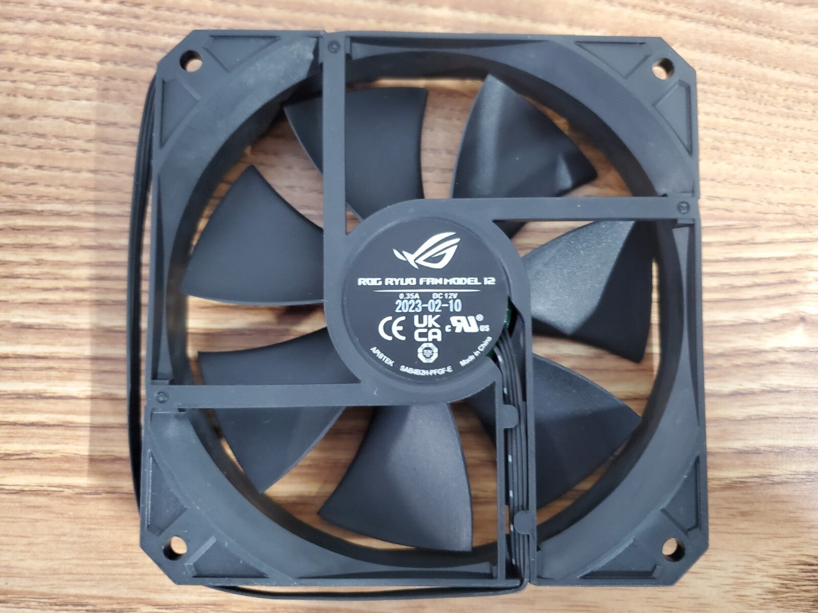 ASUS ROG RYUO Model 12 Fan 120mm 4-pin PWM PC Case Radiator - Black