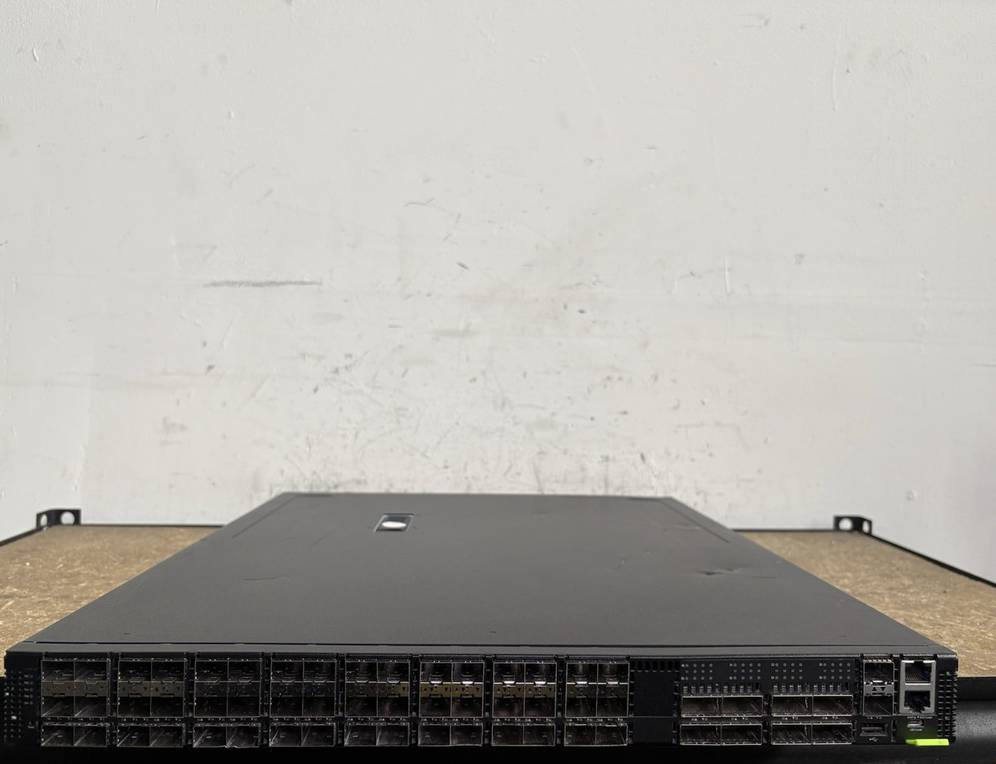 EDGE-CORE Networks 7326-56X-O-AC-F Switch