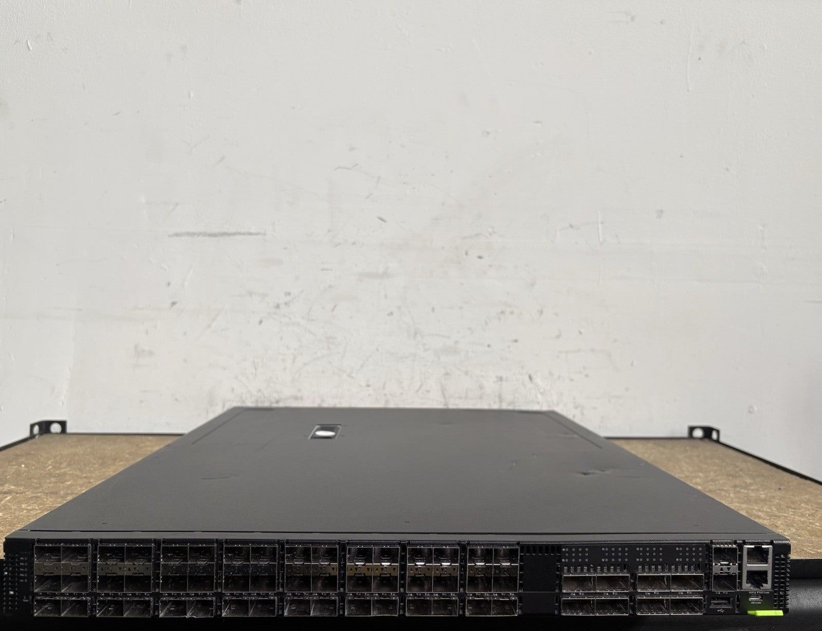 EDGE-CORE Networks 7326-56X-O-AC-F Switch