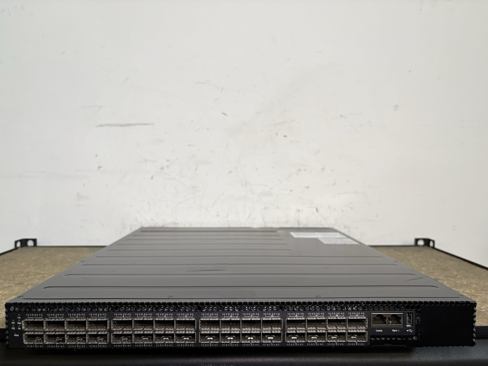 Edge-Core 6812-32X-O-AC-F 6812-32X Series 32-Port 40G SFP+ Switch W/ Dual AC