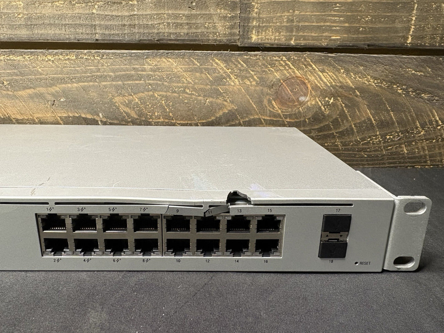 Ubiquiti UniFi USW-16-POE 16-Port Gigabit PoE Ethernet Switch *COSMETIC