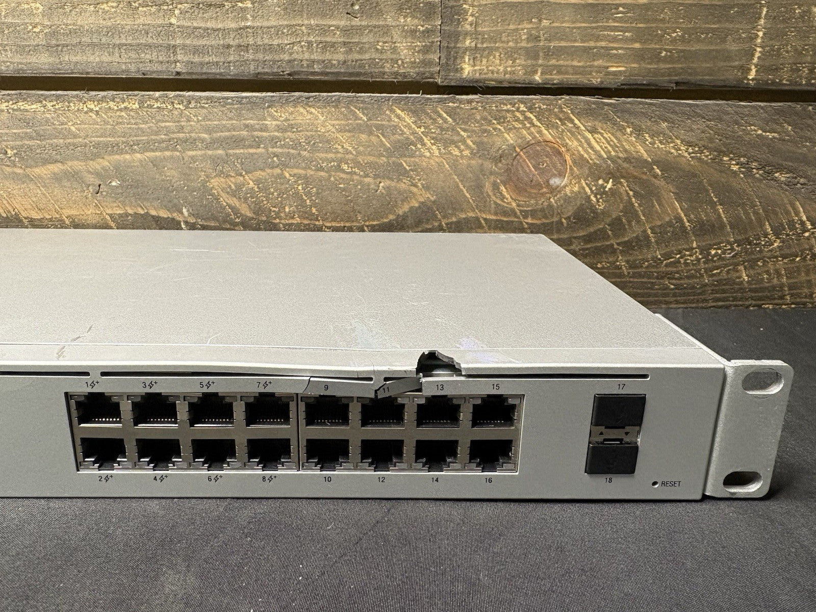 Ubiquiti UniFi USW-16-POE 16-Port Gigabit PoE Ethernet Switch *COSMETIC