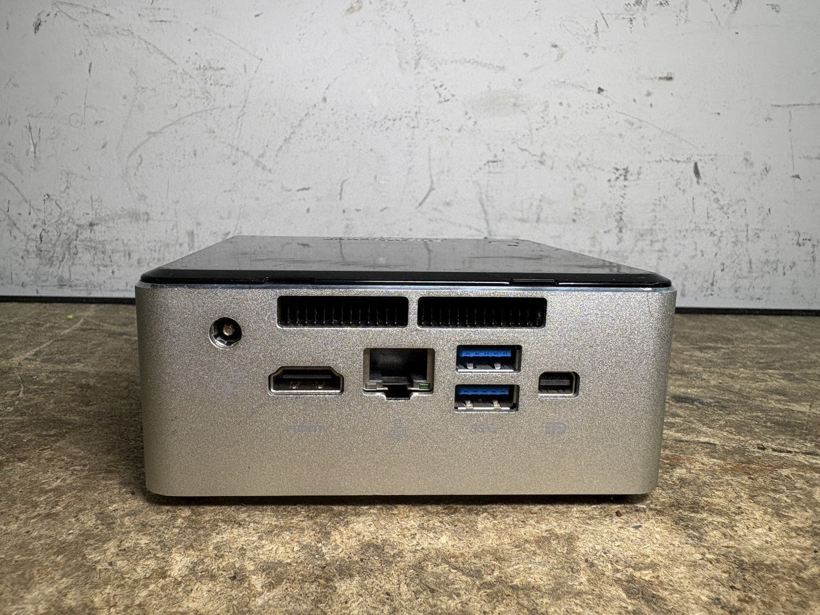 Intel NUC i3-6100U + 4GB RAM + 128GB SSD NUC6i3SYH