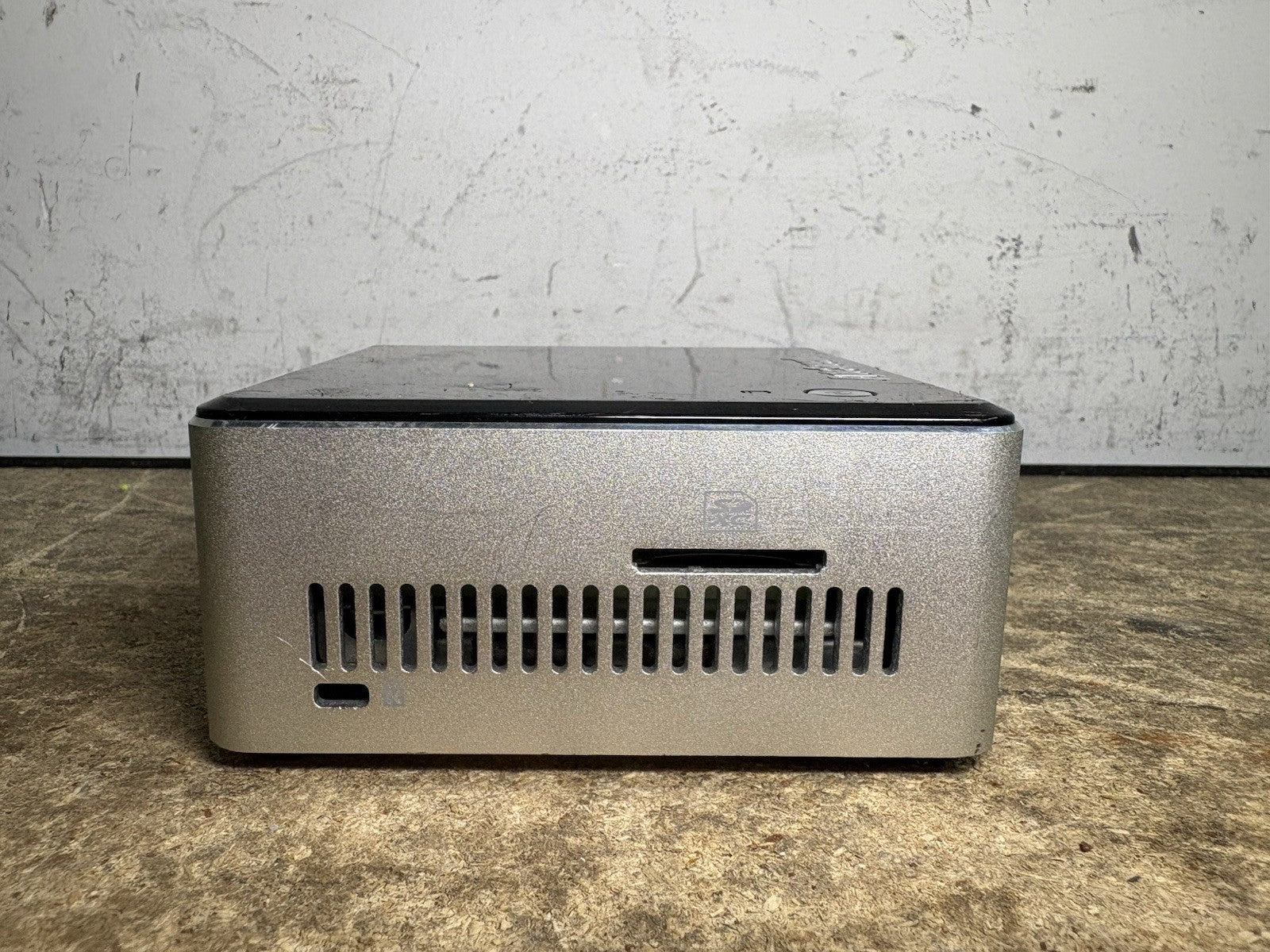 Intel NUC i3-6100U + 4GB RAM + 128GB SSD NUC6i3SYH