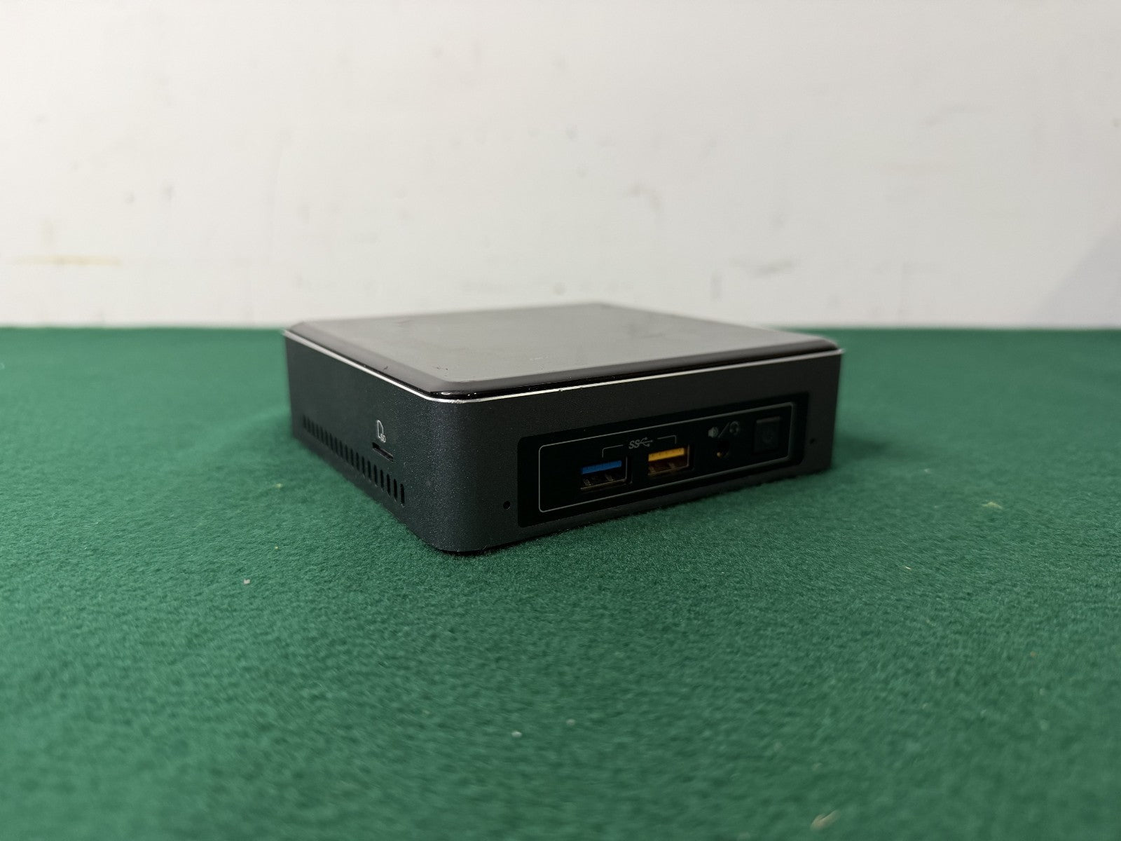 Intel NUC NUC7i3BNK i3-7100U 2.40GHz 4GB RAM, 256GB