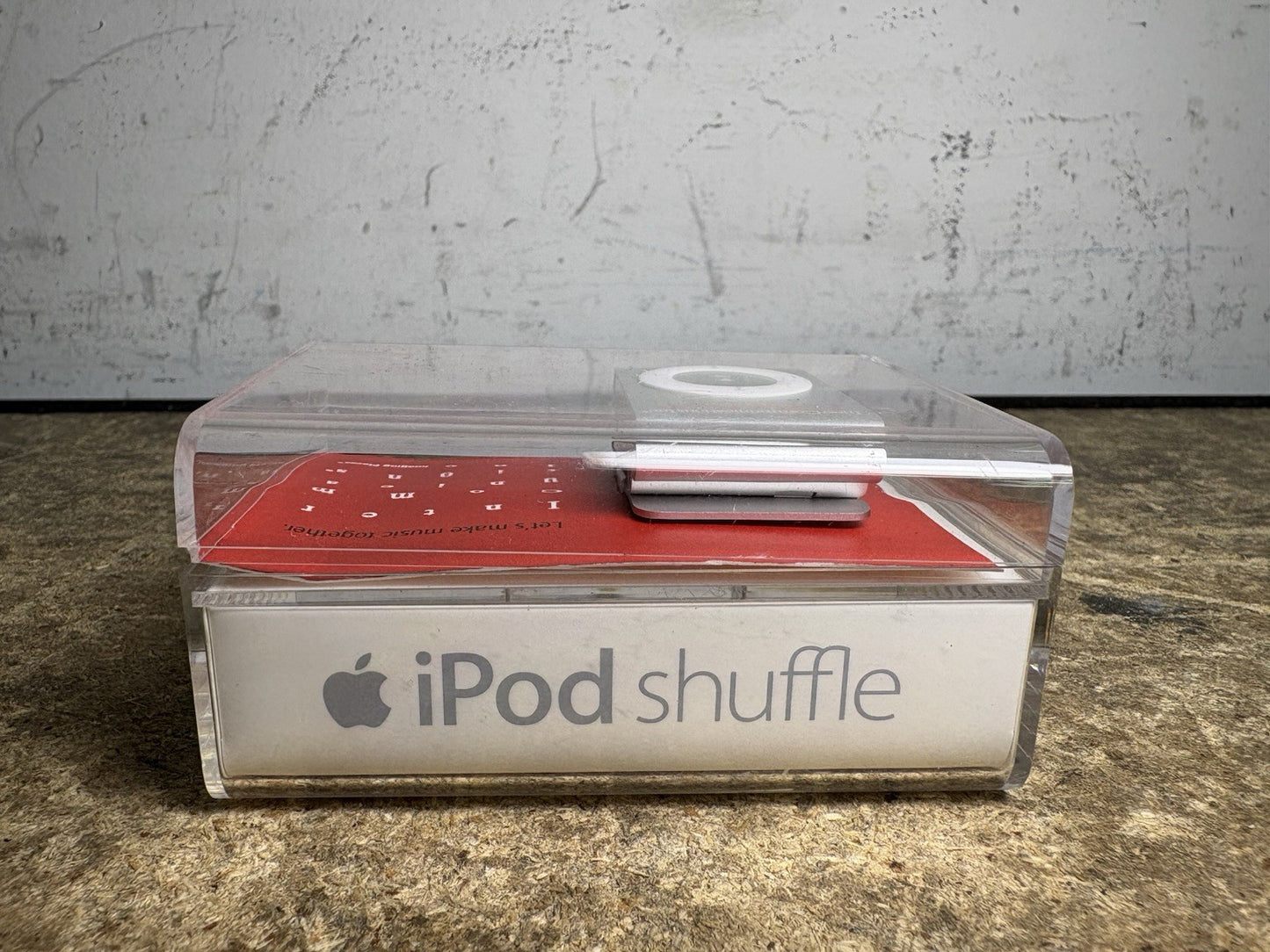 Apple 1GB 2nd Generation iPod Shuffle MB225LL/A Model A1204 New Sealed