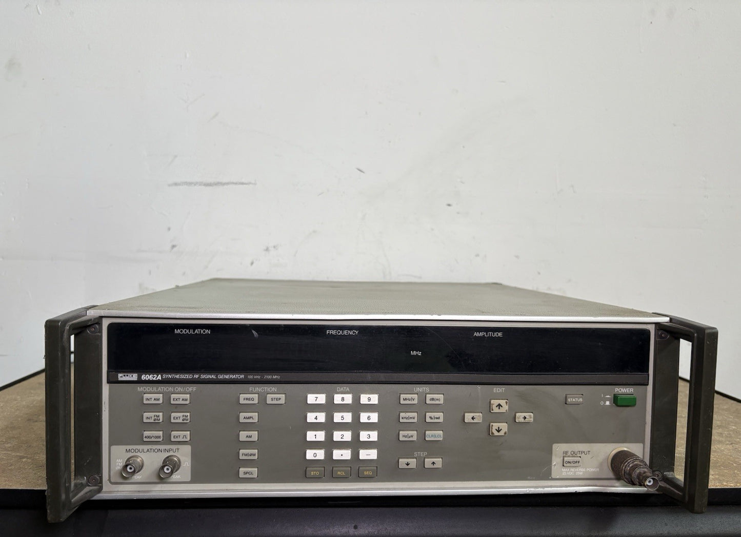 FLUKE GIGATRONICS 6062A Synthesized RF Signal Generator  100 kHz-2100 MHz