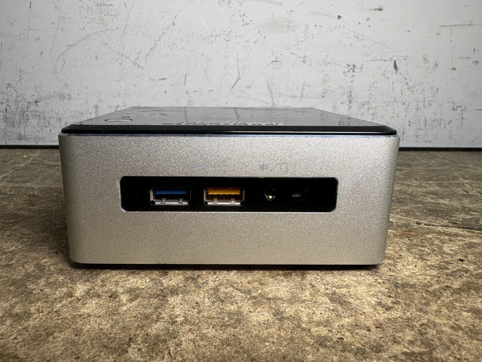 Intel NUC i3-6100U + 4GB RAM + 128GB SSD NUC6i3SYH